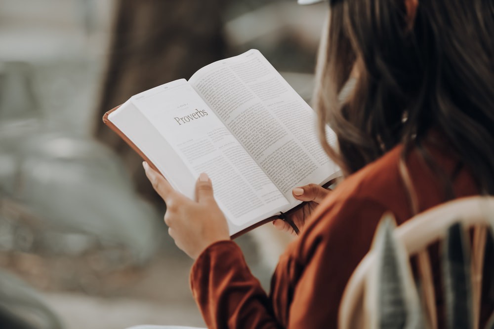 girl reading in english